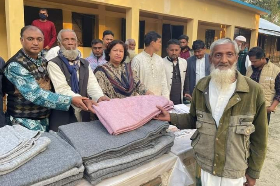 কুমিল্লার আদর্শ সদরের ৫ শতাধিক হতদরিদ্রের মাঝে শীতবস্ত্র বিতরণ 