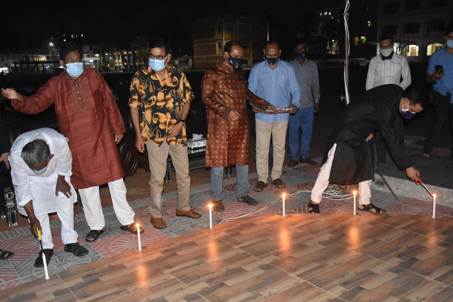 মোমবাতি জ্বালিয়ে মুক্তিযুদ্ধের শহীদদের স্মরণ করলো জেলা পুলিশ