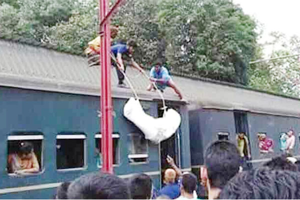 ট্রেনের ছাদে শিশুর লাশ