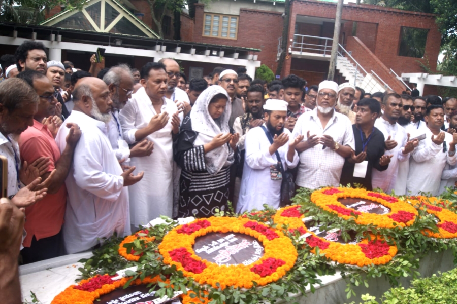 এমপি সীমার নেতৃত্বে টুঙ্গিপাড়ায় বঙ্গবন্ধুর সমাধিতে ফুল দিয়ে কুমিল্লার সহস্রাধিক নেতাকর্মীর শ্রদ্ধা 