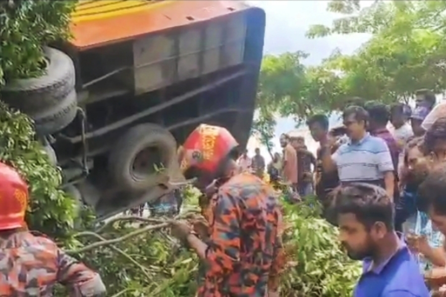 চাকা ফেটে উল্টে গেলো বাস, ভাগ্যজোরে বাঁচলো ৪০ যাত্রী