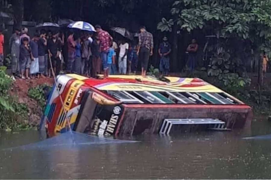 নাঙ্গলকোটে নিয়ন্ত্রণ হারিয়ে বাস পুকুরে পড়ে মাছ ব্যবসায়ী নিহত