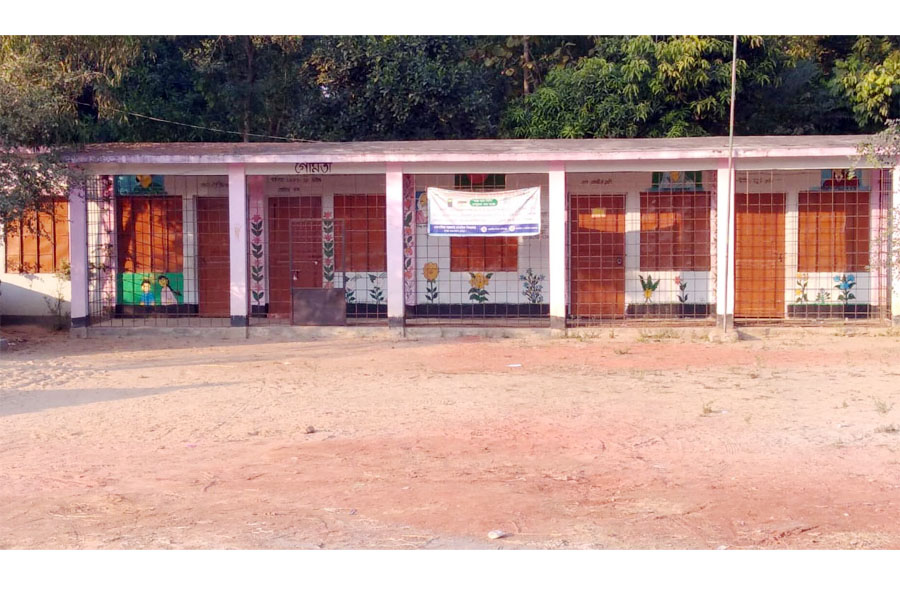 সদর দক্ষিণে সরকারি বই টাকা দিয়ে নিতে হলো প্রাথমিক শিক্ষার্থীদের