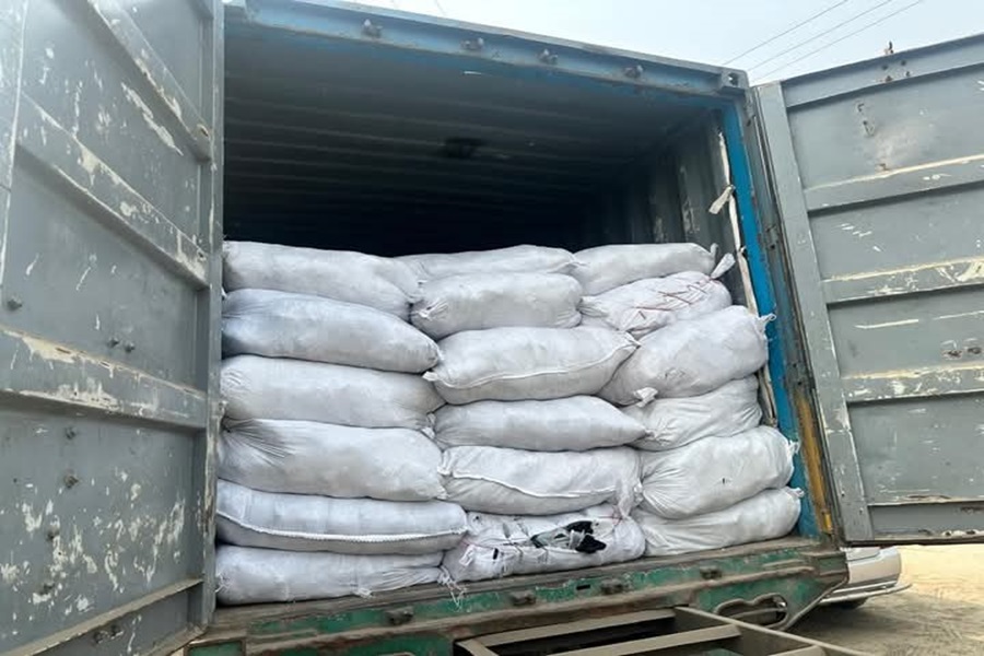 ঢাকা-চট্টগ্রাম মহাসড়কে ১৩ টন নিষিদ্ধ পলিথিন ভর্তি কাভার্ডভ্যান জব্দ