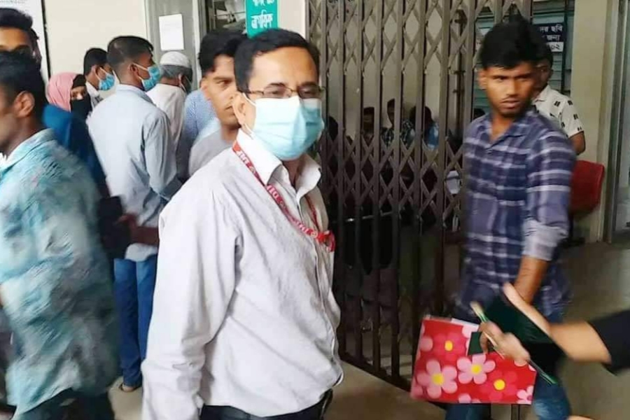 পাসপোর্ট অফিসে চেয়ারে বসায় সেবাগ্রহীতাকে ডিডির মারধর, তদন্তের নির্দেশ