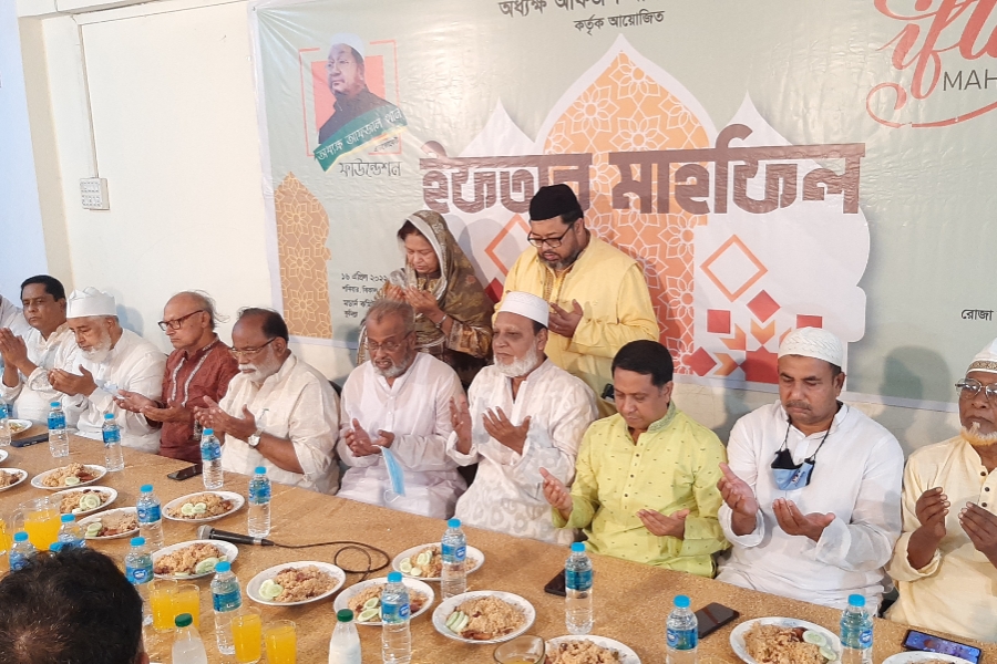 অধ্যক্ষ আফজাল খান পরিবারের ইফতার পার্টিতে কুমিল্লার আ'লীগের নেতৃবৃন্দসহ ১০ হাজার মানুষ