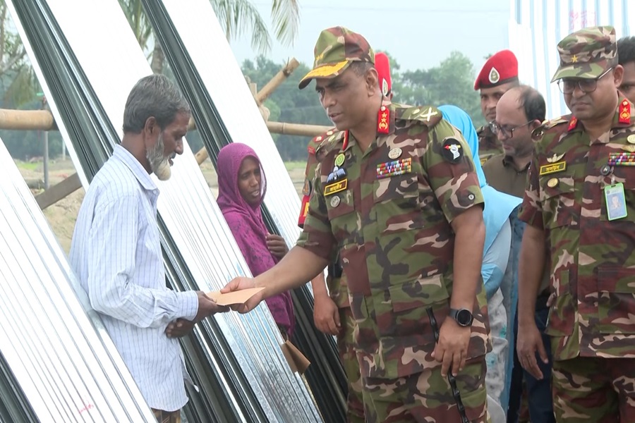 কুমিল্লায় বন্যায় বাস্তুচ্যুতদের মাঝে ঢেউটিন ও  অর্থ সহায়তায় সেনাবাহিনী