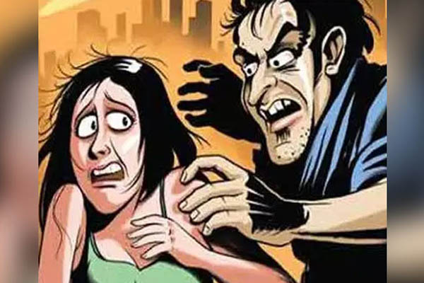 ঘোষণা দিয়ে নারীকে ধর্ষণের চেষ্টার ভিডিও নিয়ে তোলপাড়! 