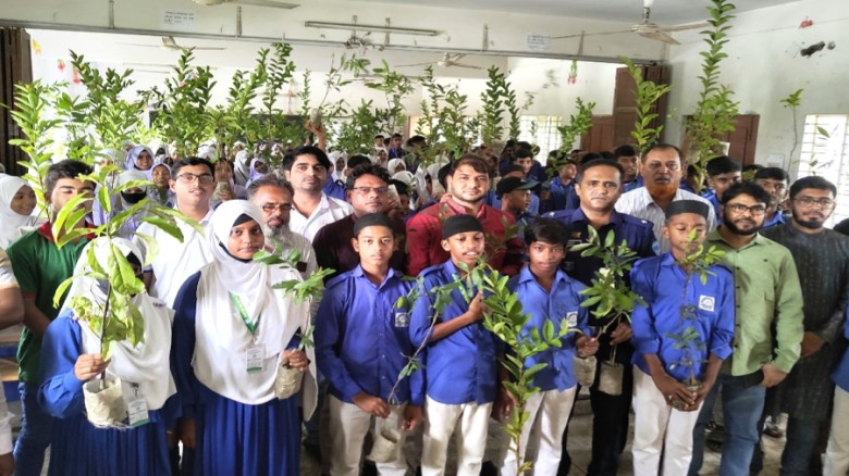 টিফিনের টাকায় সবুজ উৎসবে ৫ শতাধিক শিক্ষা টিফিনের টাকায় সবুজ উৎসবে ৫ শতাধিক শিক্ষা