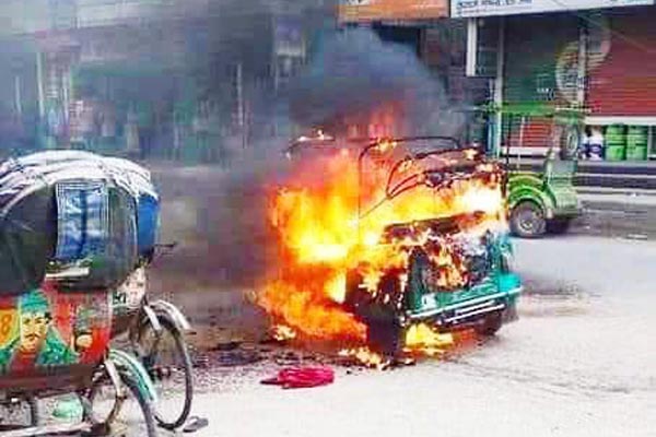 চলন্ত  অটোরিকশায় হঠাৎ আগুনে দগ্ধ ৪ 