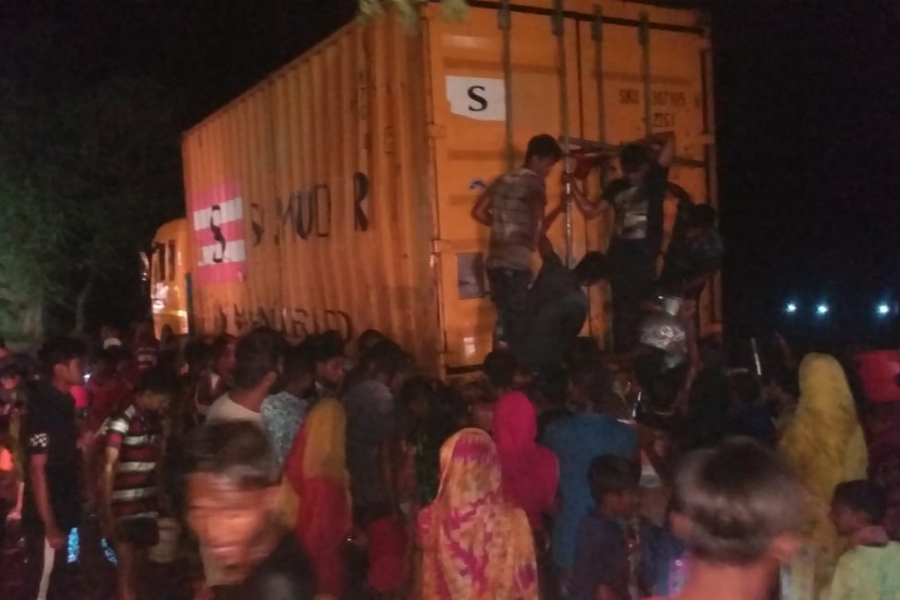 চান্দিনায় দুর্ঘটনা কবলিত কন্টিনারের সয়াবিন তেল নিয়ে জনতার কাড়াকাড়ি 