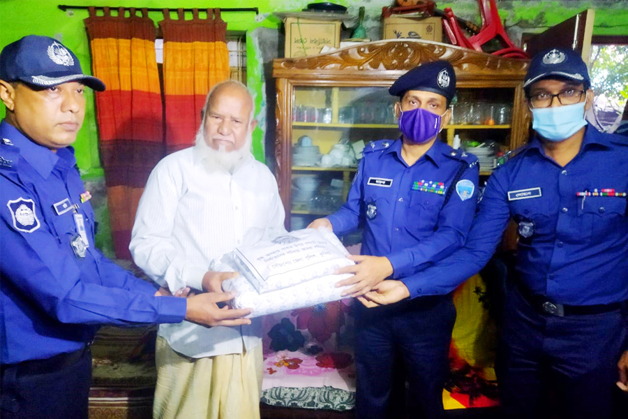 ছেলের হাতে নির্যাতিত বৃদ্ধ বাবার পাশে পুলিশ সুপার, আইজিপি’র সহধর্মিনীর উপহার