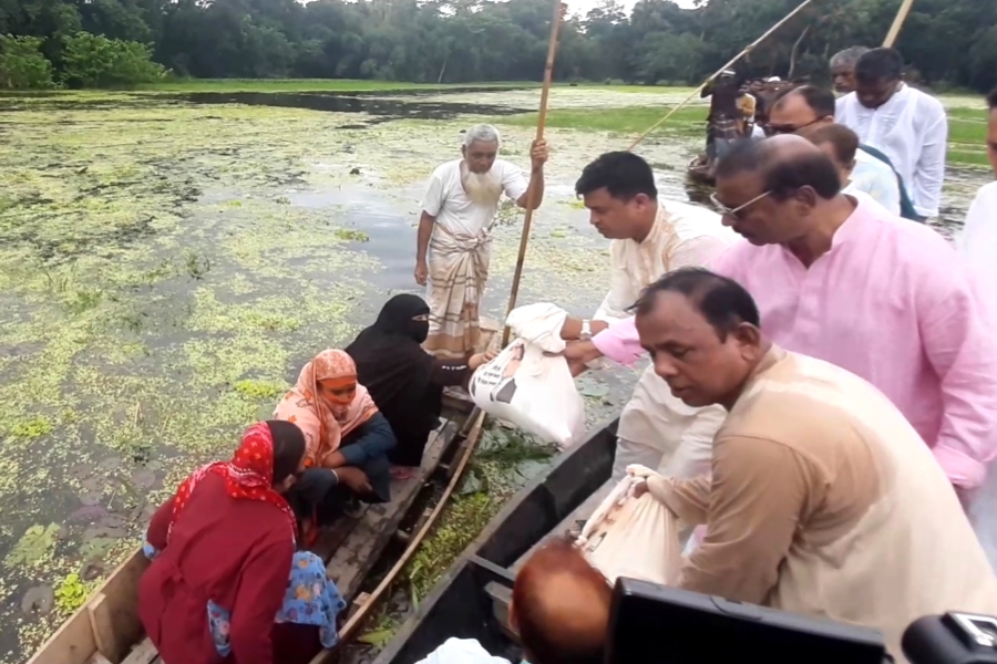 কু‌মিল্লায় বন্যার্তদের মাঝে আবুল কালামের ত্রাণ বিত...