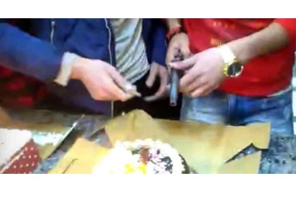 বন্দুক দিয়ে জন্মদিনের কেক কেটে শ্রীঘরে! 