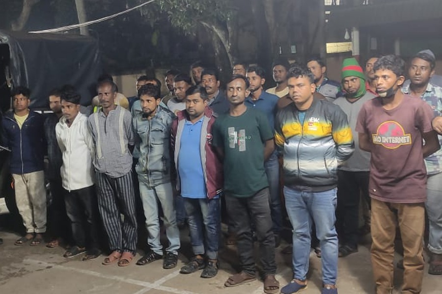  কুমিল্লায় পরিবহনে চাঁদাবাজ চক্রের ২৭ সদস্য আটক, নগদ টাকা জব্দ