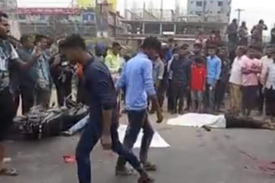 দুই মোটরসাইকেল আরোহীকে পিষে চলে গেলো গাড়ি!