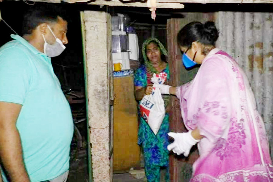 রাতের আঁধারে অলি-গলিতে ঘুরে খাদ্য পৌঁছে দিলেন এমপি সীমা