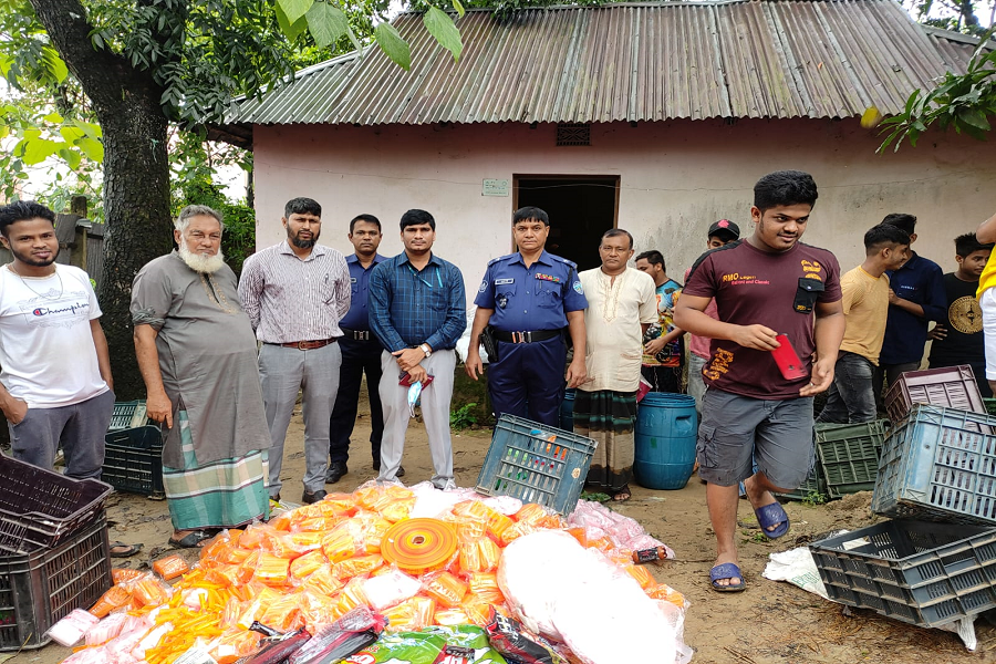 কুমিল্লায় ক্ষতিকর উপাদান মি‌শি‌য়ে আইসবার প্রস্তুত, জরিমানা ও কারখানা বন্ধ ঘোষণা