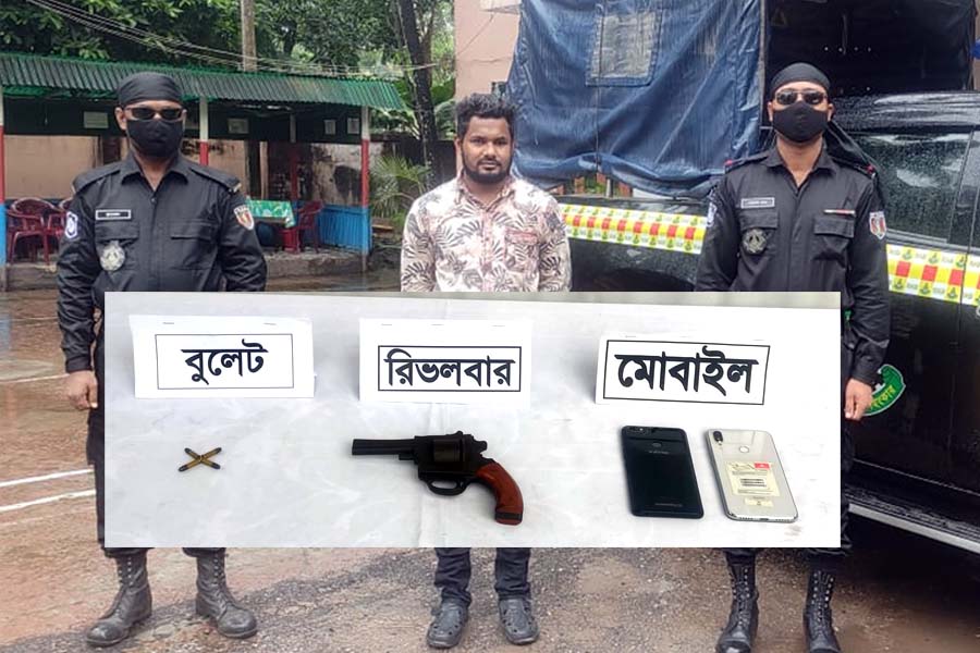 কুমিল্লার ‘অস্ত্রধারী সন্ত্রাসী’ টিপু রিভলবার ও গুলিসহ আটক 