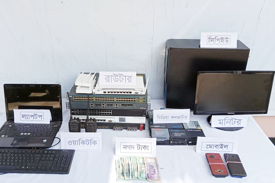 অবৈধ ইন্টারনেট সেবায় র‌্যাবের হাতে সরঞ্জামসহ গ্রেফতার ৩ 