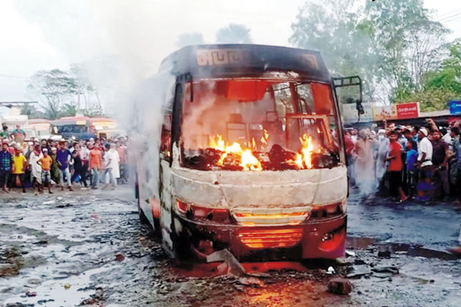 সিলিন্ডার বিস্ফোরণে বাসে আগুন : মতলব কক্সপ্রেসের মালিক ও চালকের বিরুদ্ধে মামলা পুলিশের 