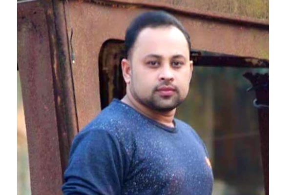 কুমিল্লা নগরীতে দিন দুপুরে ব্যবসায়ী নেতাকে কুপিয়েছে আটজন