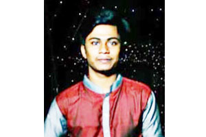 কুমিল্লায় ইউটার্ন  নিতে গিয়ে বাসের নিচে মোটরসাইকেল , কমার্স কলেজের ছাত্রের মৃত্যু