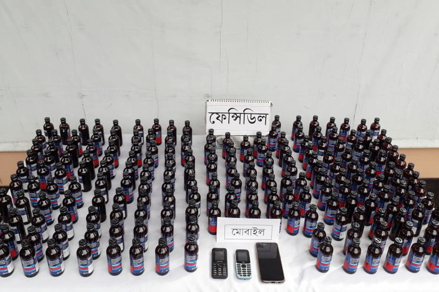 কুমিল্লা ফেন্সিডিল ও ইয়াবাসহ ৪ মাদক ব্যবসায়ী গ্রেফতার 