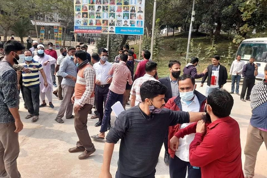 রেজিস্ট্রার দফতরে তালা নিয়ে কুবিতে কর্মকর্তা-কর্মচারীদের হাতাহাতি