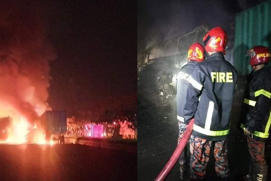 মধ্যরাতে কাভার্ডভ্যানের ধাক্কায় পুড়ে গেল গ্রীন লাইন, বেঁচে গেলেন যাত্রীরা