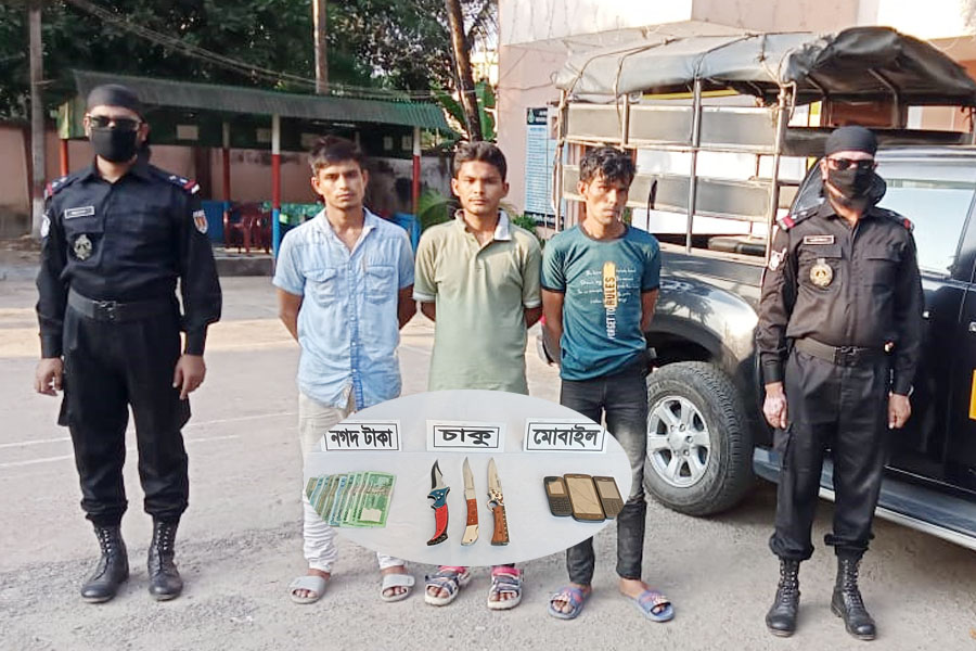 ছুরি, চাকুসহ ছিনতাইকারী চক্রের তিন সদস্য আটক