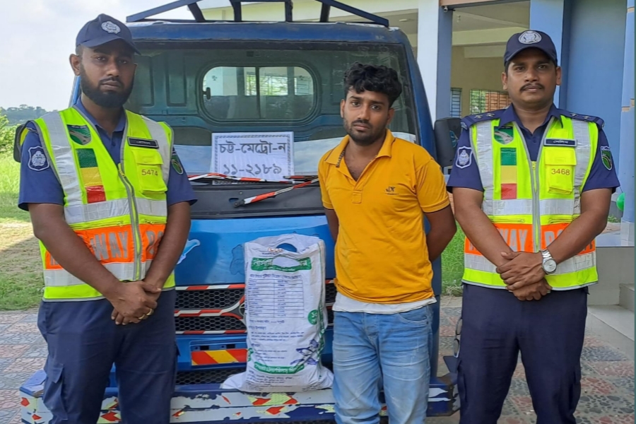 মহাসড়কে বিকল পিকআপ, সহযোগিতায় এগিয়ে আসা পুলিশ দেখেই চালকের দৌড়