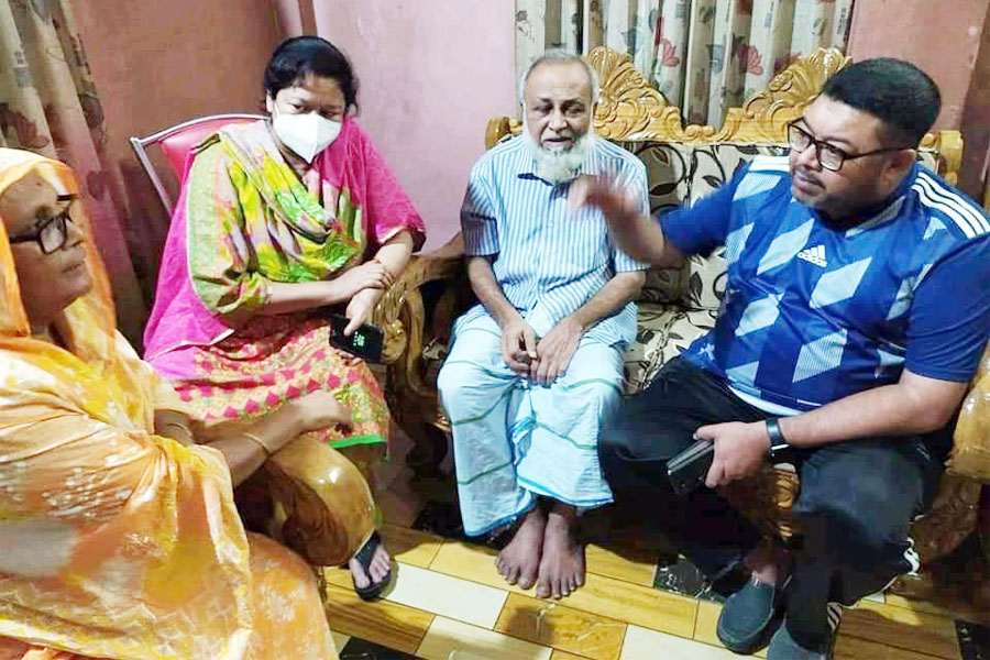 অসুস্থ আওয়ামী লীগ নেতা অহিদুরের খোঁজ নিলেন এমপি সীমা, চিকিৎসায় অর্থ প্রদান