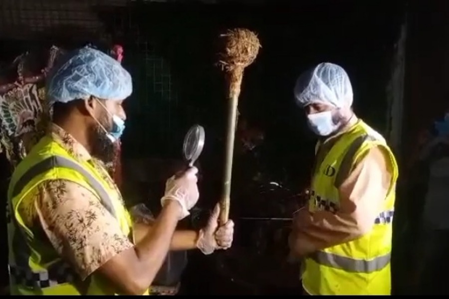 ইকবাল পুলিশকে দেখিয়ে দিল হনুমানের গদা ঝোপের ভেতর 