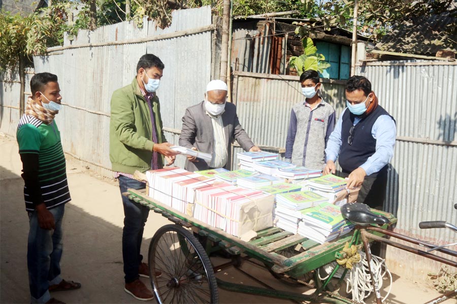 কুমিল্লায় শিক্ষার্থীর বাড়ি বাড়ি গেল নতুন বই