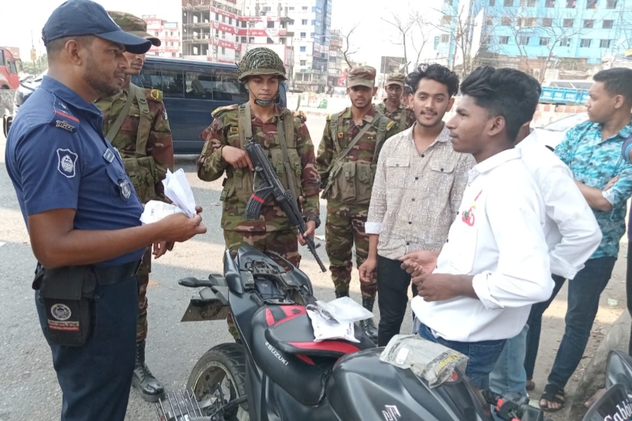 কুমিল্লায় সেনা ও ট্রাফিকের যৌথ অভিযানে যানবাহন আটক ও অর্থদণ্ড