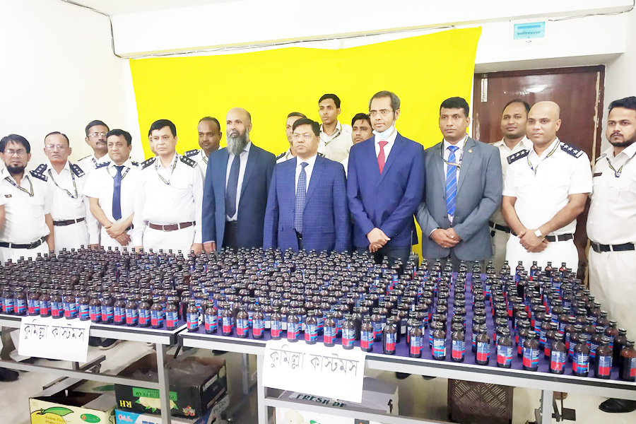 কুমিল্লায় ভ্যাট ফাঁকির পন্য ধরতে গিয়ে কাস্টমস দেখে ফেন্সিডিল