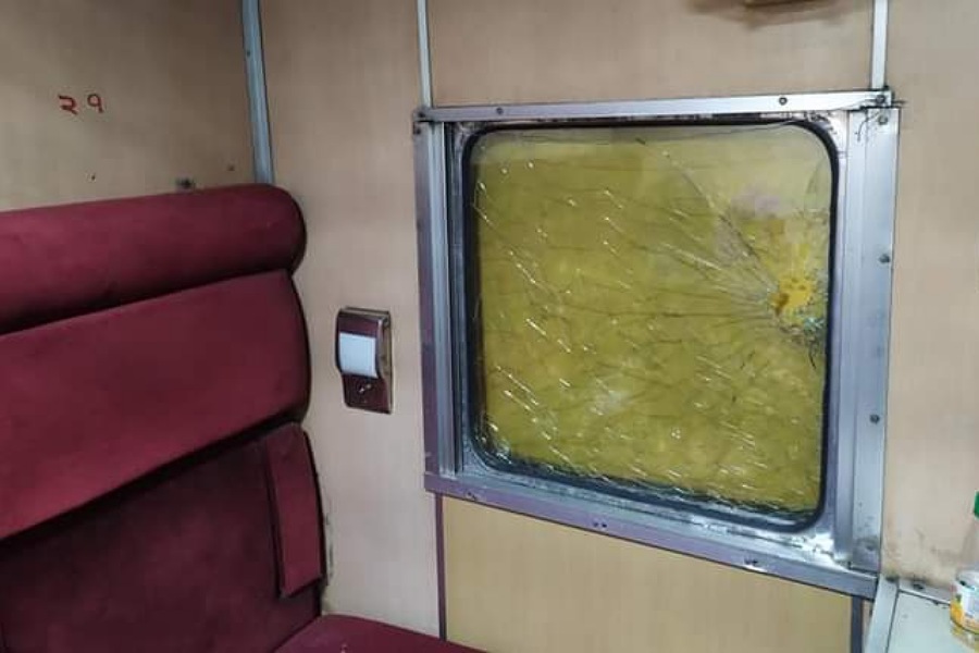এবার কুমিল্লায় উপকূল এক্সপ্রেস ট্রেনে পাথর নিক্ষেপ, শিশুসহ আহত তিন যাত্রী