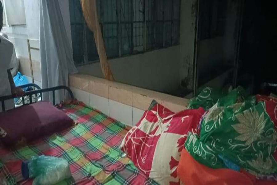 কুমিল্লা মেডিকেলের বারান্দার অরক্ষিত বেড, পড়ে গিয়ে রোগীর মৃত্যু