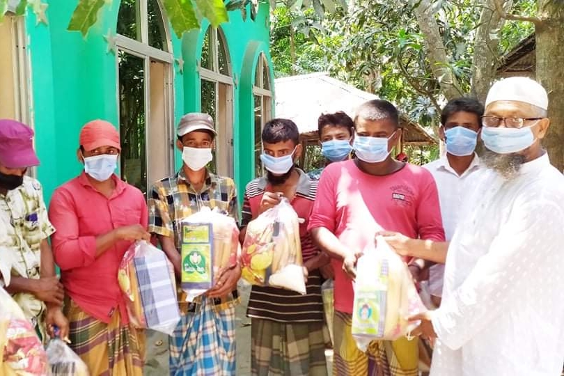 মনোহরগঞ্জে চেয়ারম্যান দুলালের উদ্যোগে ঈদ সামগ্রী বিতরণ