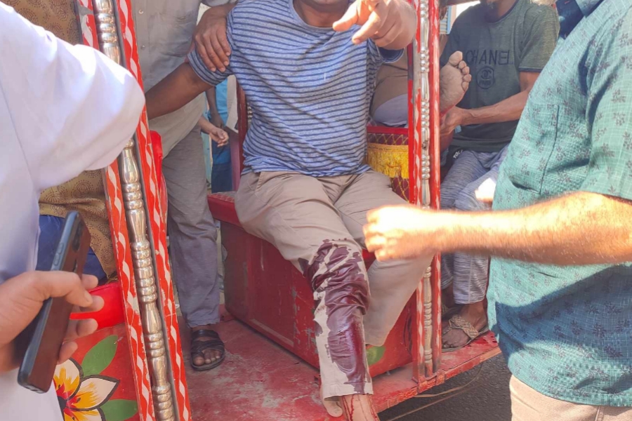 কুমিল্লায় ভোটকেন্দ্রে পুলিশের সামনেই গোলাগুলি, গুলিবিদ্ধ ২