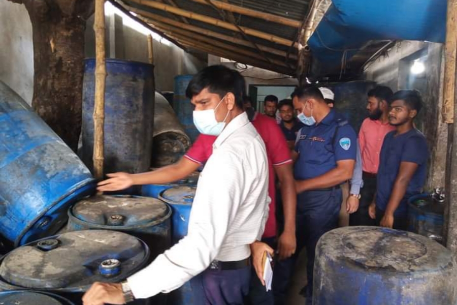 কুমিল্লার চকবাজারে ৮ হাজার লিটার সয়াবিন তেল উদ্ধার করে বিক্রি