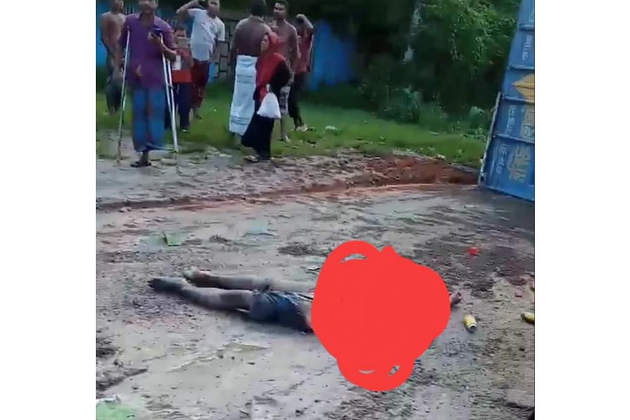 সুয়াগাজি ও বাটপাড়া রাস্তার মাথায় উল্টে যাওয়া লরির চাপায় নিহত ২