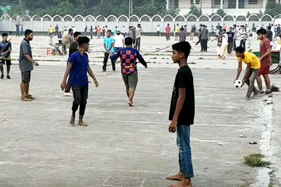 খেলাধুলায় ঈদগাহ মাঠেই ভরসা শিশু-কিশোরদের 
