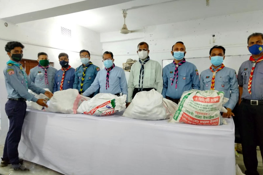 কুমিল্লায় রোভার স্কাউটদের খাদ্য উপহার দিলেন এমপি বাহার