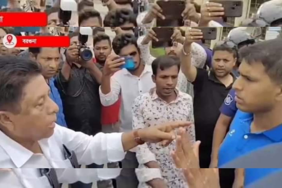 পুলিশ কি সত্যিই ছাত্রলীগকে পিটাইছে!