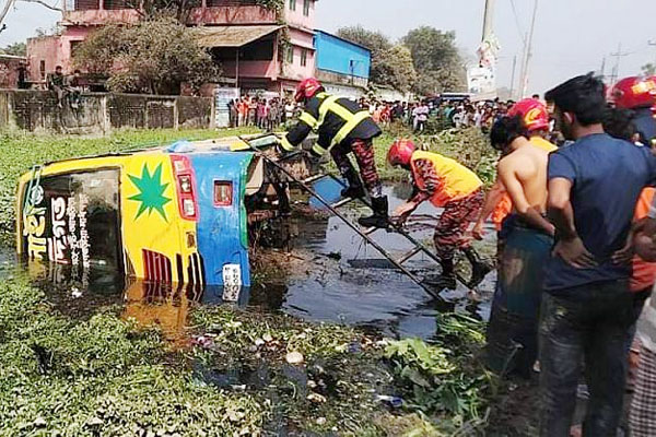 যাত্রী নিয়ে বাস খালে, আহত ১০