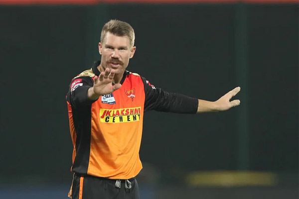 ওয়ার্নারকে ছুড়ে ফেললো হায়দরাবাদ!