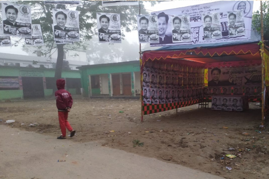 দেবীদ্বারে প্রাথমিক বিদ্যালয়ের মাঠ দখল করে নৌকার নির্বাচনী অফিস 