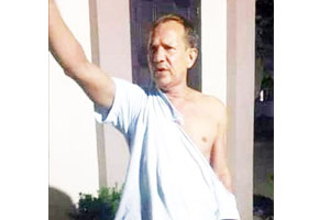 স্কুল শিক্ষককে স্ত্রী-মেয়ের সামনে লাঞ্ছিত, সোশ্যাল মিডিয়ায় ক্ষোভ